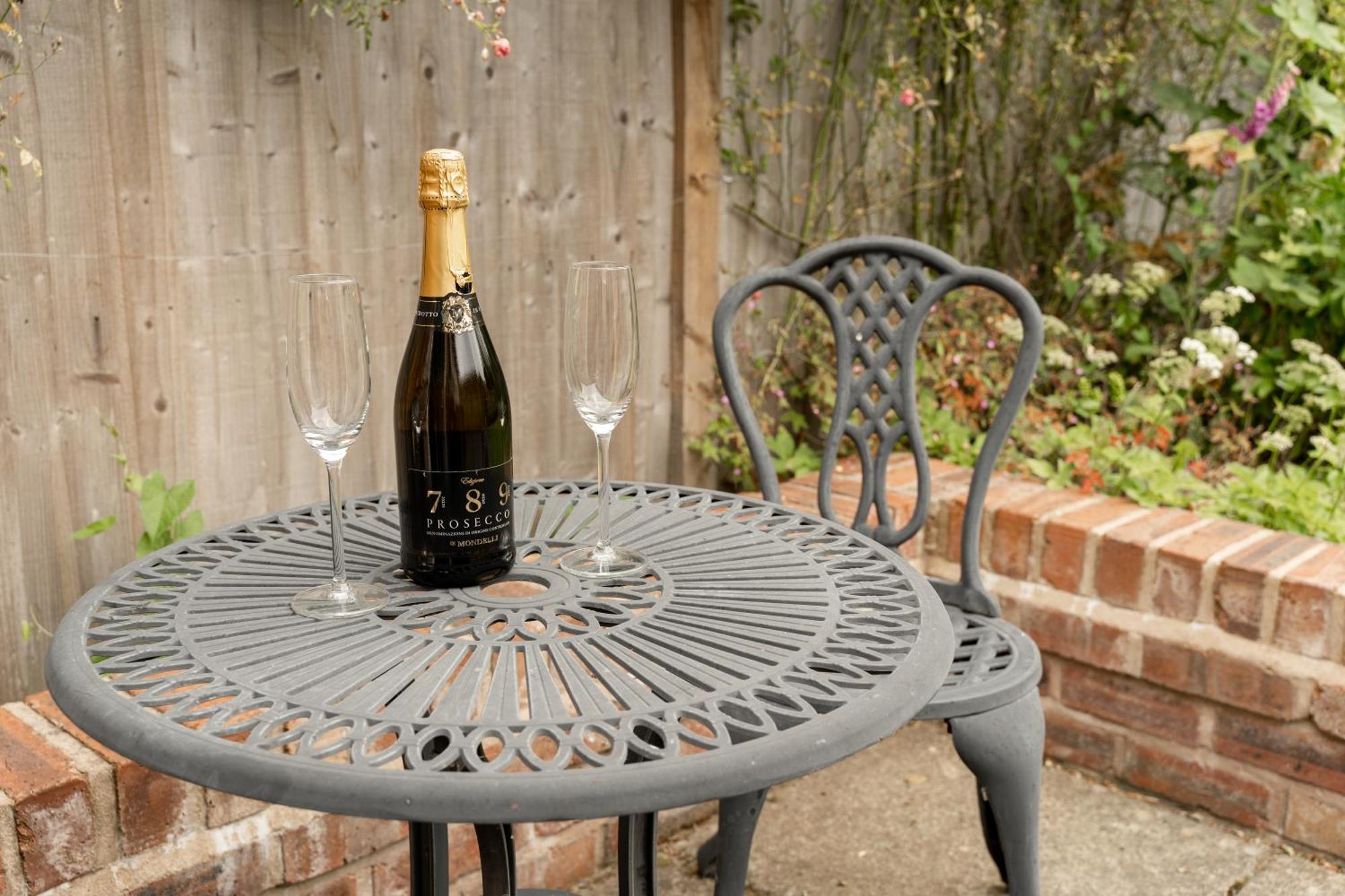 Cosy 2 Bed Cottage In Charming Village Of Christleton - For Up To 5 エクステリア 写真